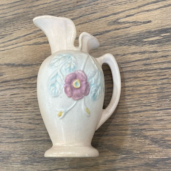 Hull USA J20 4 3/4” Vintage Cream Ceramic Vase with Floral Design. - Picture 5 of 8